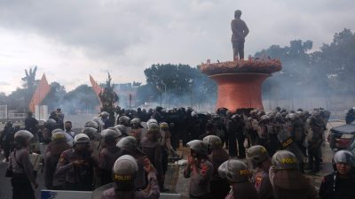 Laga PSIS Vs Persis, Suporter Ricuh dengan Polisi di Stadion Jatidiri Semarang