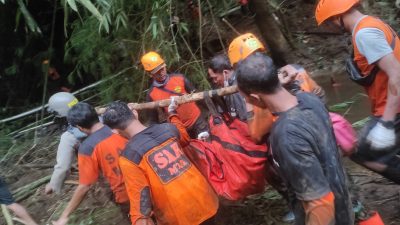 Tiga Hari Pencarian, Korban Tertimbun Tanah Longsor di Karanganyar Ditemukan