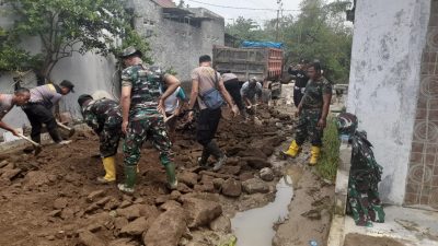 TNI Polri Bersihkan Lumpur Pasca Banjir Bandang di Perum Arion Mranggen