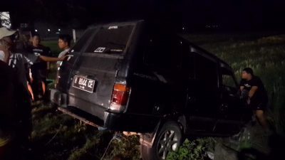 Sebuah Minibus di Blora Terperosok ke Sawah Saat Hendak Mengisi BBM