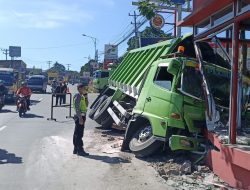 Rem Diduga Blong, Truk Muatan Pasir Tabrak Halte Trans Jateng
