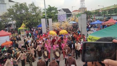 Semarak Dugderan 2023, Warga Semarang Berebut 10 Ribu Roti Ganjel Rel