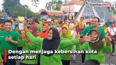 [Video] Ratusan Petugas Kebersihan di Blora Ikut Arak Piala Adipura
