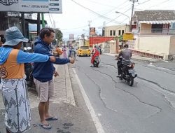 Jalan Rusak yang Dilaporkan Bupati Semarang ke Ganjar Bikin Sejumlah Pengendara Motor Terjatuh
