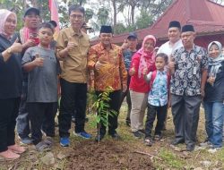 Tanam Bibit Durian, Bupati Semarang Ajak Masyarakat Lestarikan Lingkungan Sungai Klampok
