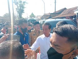 Blusukan Pasar di Blora, Presiden Jokowi Cek Harga Bahan Pokok