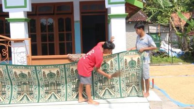 Sambut Ramadan, Puluhan Remaja di Blora Bantu Bersihkan Masjid 