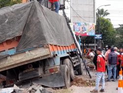 Diduga Rem Blong, Dump Truk Tabrak Traffic Light di Blora