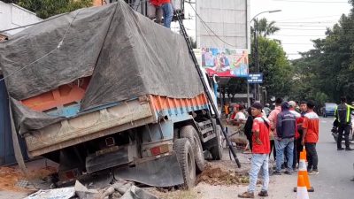 Diduga Rem Blong, Dump Truk Tabrak Traffic Light di Blora