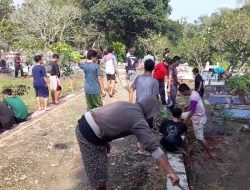 Warga di Blora Guyub Bersihkan Makam Jelang Ramadan