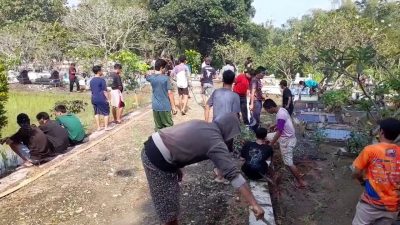 Warga di Blora Guyub Bersihkan Makam Jelang Ramadan