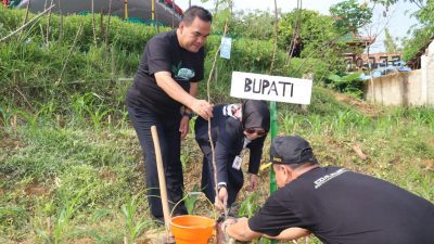 Pemkab Blora Tanam Ribuan Pohon di Hari Desa Asri Sedunia