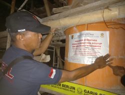 Satpol PP Segel Tiang Reklame Tak Berizin di Jalan Ahmad Yani Semarang