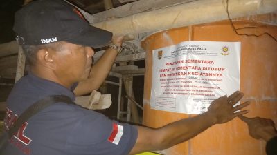 Satpol PP Segel Tiang Reklame Tak Berizin di Jalan Ahmad Yani Semarang