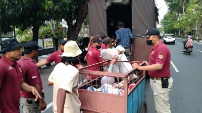 Yustisi PGOT, Satpol PP Kota Semarang Tangkap 13 Manusia Karung