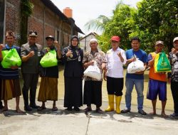 Bupati Demak Serahkan Bantuan Sembako untuk Warga Terdampak Banjir di Desa Ploso