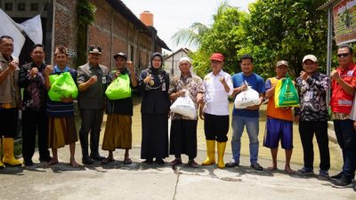 Bupati Demak Serahkan Bantuan Sembako untuk Warga Terdampak Banjir di Desa Ploso
