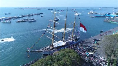 KRI Dewaruci Legenda Indonesia Hadir Menyapa Warga