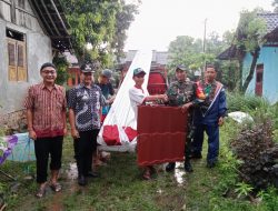 Koramil Berikan Bantuan kepada Korban Angin Puting Beliung