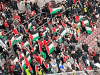 suporter kibarkan bendera palestina