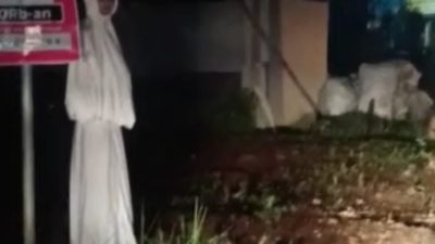 Nge-Prank Jadi ‘Pocong’ Seorang Remaja di Demak Dihajar Warga