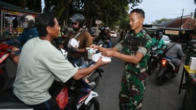 Kodam IV/Diponegoro Bagi Takjil Gratis untuk Pengguna Jalan