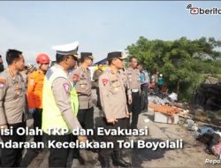 [Video] Polisi Olah TKP dan Evakuasi Kendaraan Kecelakaan Tol Semarang-Solo