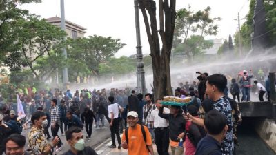 Demo Mahasiswa Tolak UU Cipta Kerja Ricuh, Polisi Semprotkan Gas Air Mata