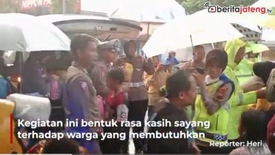 [Video] Polisi dan TNI Bagi Takjil Gratis
