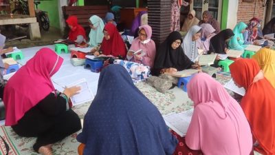 Perempuan Usia Senja Semangat Belajar Agama