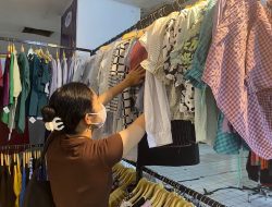 Jelang Lebaran, Bazar Busana Thrift Ramai Diserbu Pengunjung
