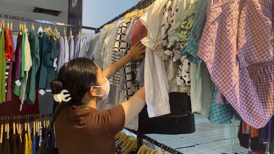 Jelang Lebaran, Bazar Busana Thrift Ramai Diserbu Pengunjung
