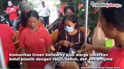 [Video] Peduli Lingkungan, Tukar Botol Plastik dengan Takjil