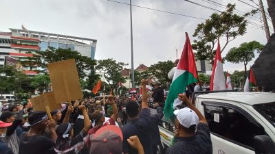Peringati Hari Al-Quds, Pendemo Serukan Kemerdekaan Palestina di Depan Gedung DPRD Jateng