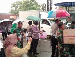 Ditengah Guyuran Hujan, Polisi dan TNI Blora Bagikan Takjil ke Warga