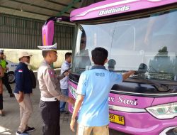 Ram Check Bus Arus Mudik Gratis, Petugas Temukan Ban Belakang Tak Laik Jalan