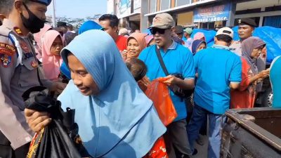 Warga Blora Serbu Sembako Gratis