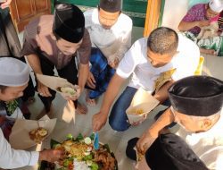 Tradisi Warga Blora, Makan Bersama Nasi Ambeng Usai Sholat Idul Fitri