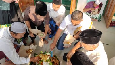 Tradisi Warga Blora, Makan Bersama Nasi Ambeng Usai Sholat Idul Fitri