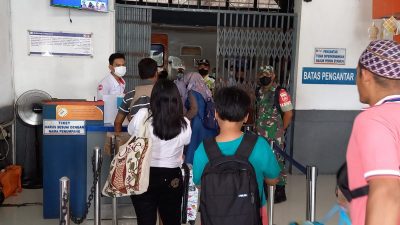 Hari Ketiga Lebaran Stasiun KA Cepu Dipadati Penumpang