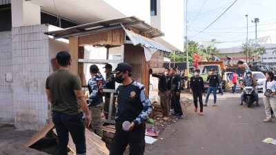 Satpol PP Kota Semarang Tertibkan 75 PKL Liar Tepi Jalan Johar Kanjengan