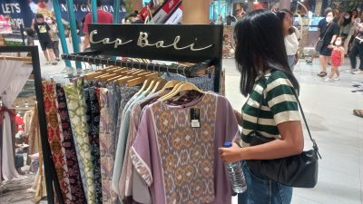 Ingin Tampil Modis dengan Kain Tradisional? Tenun Endek Bali Tak Boleh Dilewatkan