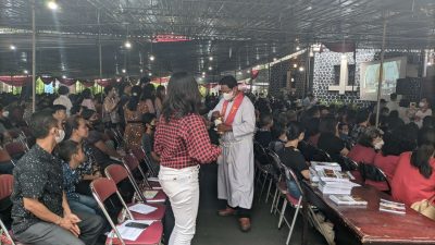Peringati Jumat Agung, Ribuan Umat Katolik Khidmat Jalani Ibadat di Gereja Katedral Semarang