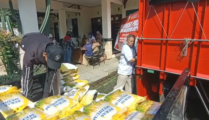 kebutuhan pokok masyarakat tercukupi