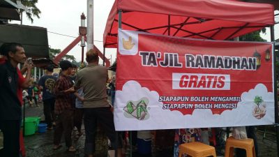 Ngabuburit Jelang Berbuka, Paguyuban Jum’at Berkah Ungaran Bagikan Takjil Gratis