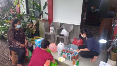 Tukar Botol Plastik Dapat Takjil dan Sabun, Green Solidarity Ajak Warga Peduli Lingkungan