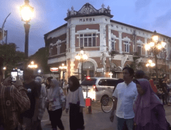 Menjelang Akhir Libur Lebaran, Ribuan Wisatawan Padati Kawasan Kota Lama Semarang