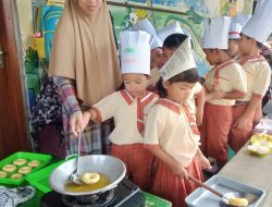Asah Motorik dan Kreativitas, Belasan Murid TK Pamardiyoga Ikuti Latihan Pembuatan Donat