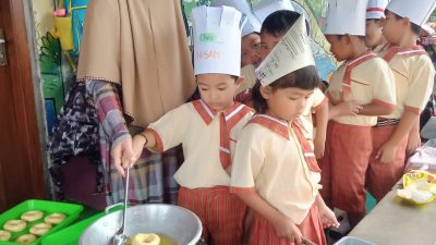 Asah Motorik dan Kreativitas, Belasan Murid TK Pamardiyoga Ikuti Latihan Pembuatan Donat