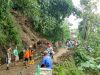 tanah longsor menutup jalan